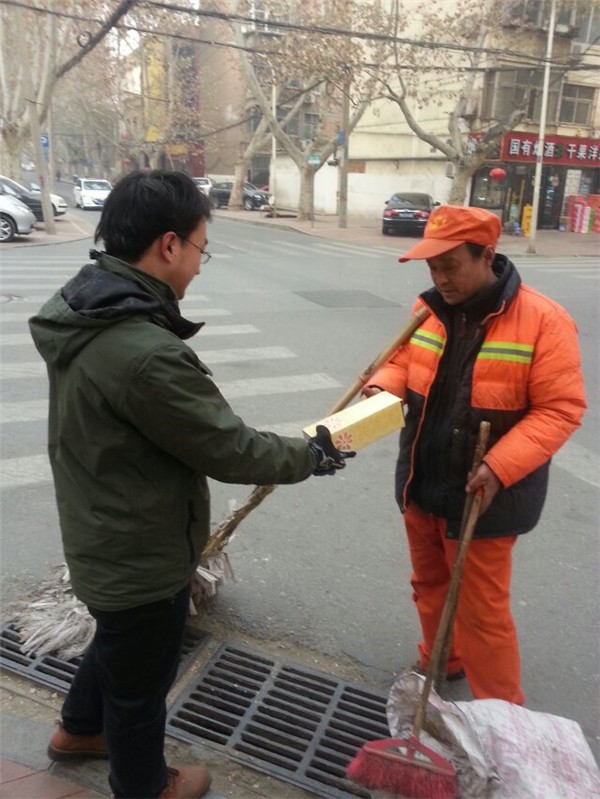 杯皇水杯，寒冬給環(huán)衛(wèi)工人送溫暖啦~~正能量求轉(zhuǎn)發(fā)